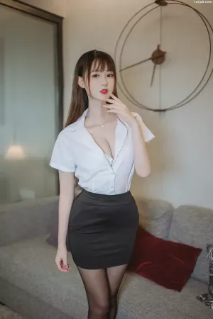 动漫博主_羽生三未_No.014 – 黑丝包臀OL [40P]