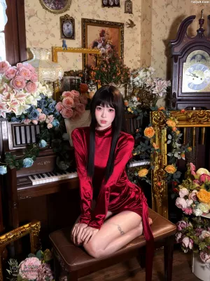 Coser美女_麻薯好吃_No.014 酒红礼赞 主题写真 [43P]
