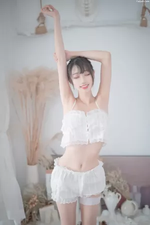 动漫博主_周叽是可爱兔兔_No.015 – 白色睡衣 主题写真 [23P]