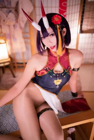 佛系Coser美女Money冷冷-No.022 – 酒吞高腰旗袍 主题写真 [66P]