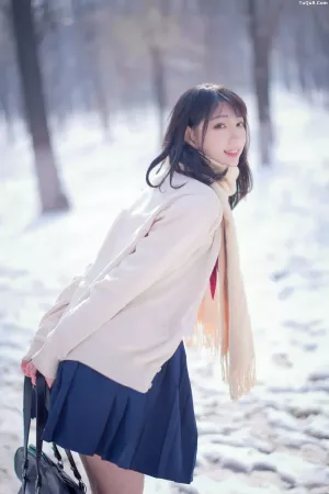 动漫博主_周叽是可爱兔兔_No.028 – 雪景JK 主题写真 [15P]