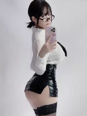 颜值博主_幼愛Youmeko_No.012 – 黑丝眼镜OL 主题写真 [28P]