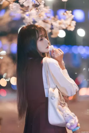 颜值博主_兔子Zzz不吃胡萝卜_No.023 – 邂逅樱花雨 主题写真 [21P]