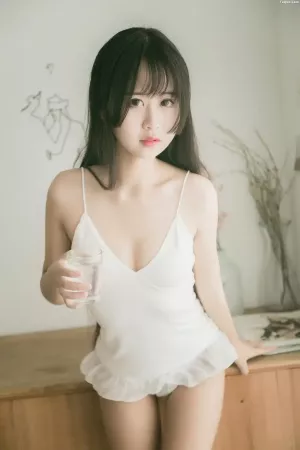 人气Coser美女萌芽儿o0-No.003 民宿 主题写真 [20P]