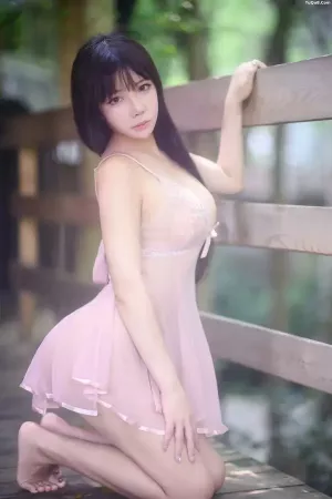 Coser美女抱走莫子aa-No.029 - 室外性感吊带 主题写真 [42P]