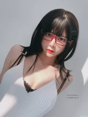 Coser美女_眼酱大魔王w_No.053 – 牛仔裤 主题写真 [32P]
