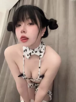 Coser美女轩萧学姐 No.080 – 星期天的奶牛 主题写真 [29P]