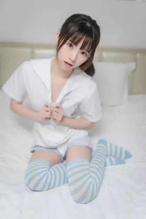 动漫博主Kitaro绮太郎No.022 – 蓝白条纹袜 主题写真 [42P]