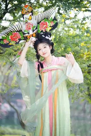 [YITUYU艺图语]No.20250768_04.06 合欢花开 梓榆喝点甜的呀 [22P]