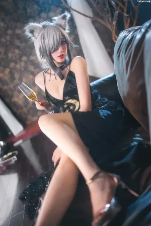 动漫博主_周叽是可爱兔兔_No.005 – 一周年礼服 主题写真 [24P]