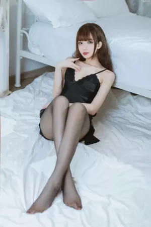 国产Coser美女封疆疆V-No.011 – 黑丝睡衣 主题写真 [32P]
