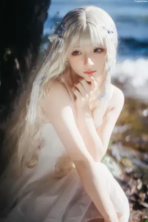 Coser美女_是三不是世w_No.020 – 湖边白裙 主题写真 [15P]