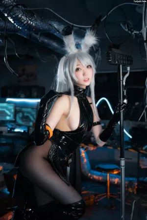 动漫博主_周叽是可爱兔兔_No.014 – 暴行精二 主题写真 [22P]