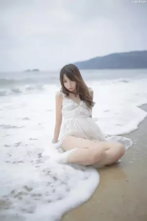 Coser美女疯猫ss No.033 - 海滩黄色 主题写真 [29P]