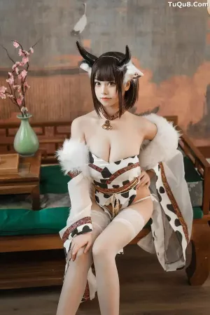Coser美女蜜汁猫裘No.088 – 奶牛 主题写真 [50P]