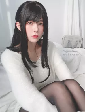 Coser美女_眼酱大魔王w_No.052 – 毛衣黑丝 主题写真 [39P]