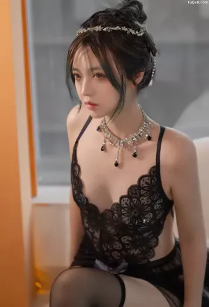 Coser美女疯猫ss No.099 - 2022夏日限定A本 黑裙子 扎头发 主题写真 [20P]
