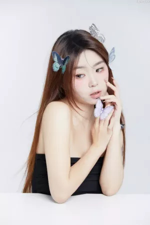 [YITUYU艺图语]No.20250637_03.23 韩系蝴蝶肖像 CARLEE是77呀 [24P]