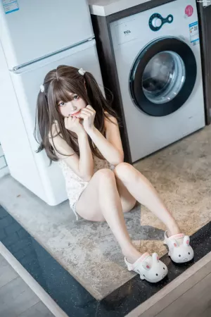 Coser小姐姐神沢永莉No.007 – 黄色吊带睡衣兔兔 主题写真 [22P]