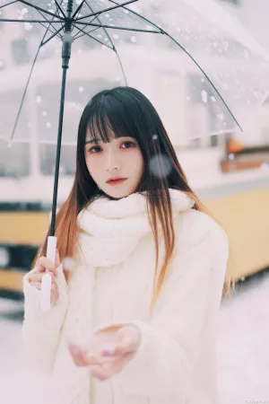 颜值博主_兔子Zzz不吃胡萝卜_No.029 – 草原小卓玛在雪中等待 [34P]