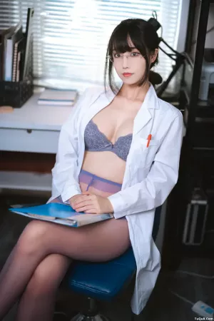 国产Coser美女_汪知子_No.012 – 医生姐姐 主题写真 [34P]