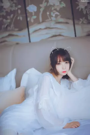 Coser美女疯猫ss No.003 - 白色睡衣 主题写真 [24P]