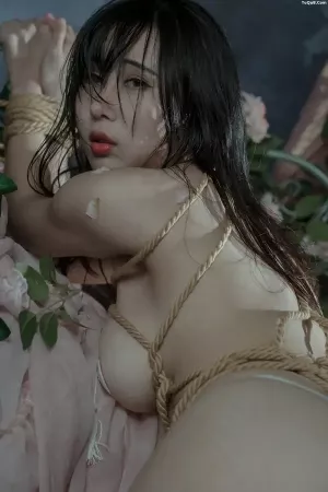 Coser美女Genji云溪溪No.022 - 奶桃桃 玫瑰绳艺 主题写真 [50P]