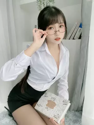 Coser美女不呆猫 NO.067  黑丝包臀OL 主题写真[24P]