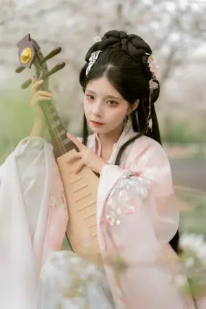 [YITUYU艺图语]No.20250878_04.17 樱花林 琵琶情 顾言一 [32P]