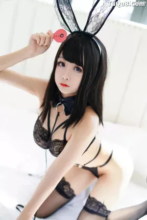 Coser美女日奈娇 No.005 – 黑色兔兔 主题写真 [25P]