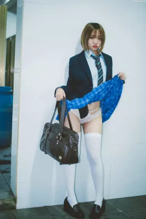 Coser美女柒柒要乖哦_No.019 – 深夜公园JK 主题写真 [35P]