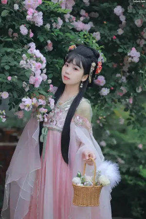 [YITUYU艺图语]No.20250677_03.27 花丛少女 周周Ay [23P]