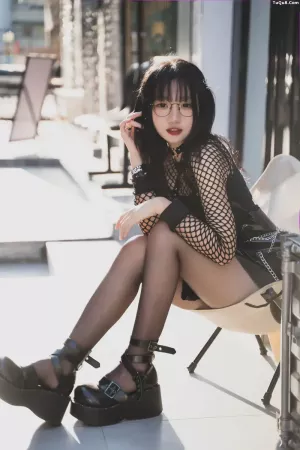 Coser美女柒柒要乖哦_No.023 – 街拍黑皮裙 主题写真 [17P]